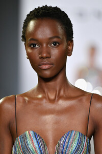 1398645656_CongTriRunwayFebruary2019NewYorkFashionzquONXa0Q3tx.thumb.jpg.0dfad81d0fcf8ed1e01ca7b22eee0be9.jpg