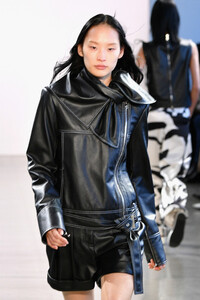 1401368886_ClaudiaLiRunwayFebruary2019NewYorkFashionOEAbXqZm9jbx.thumb.jpg.446a4e0b3b7d82ba1c814d458ddc2235.jpg