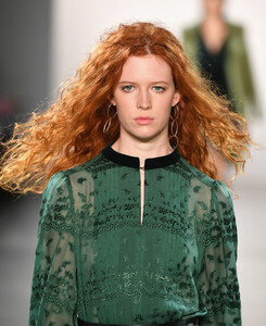 1403842427_ElieTahariRunwayFebruary2019NewYorkIq544MVoLpax.thumb.jpg.7251a0557632ff41bb24ccd466c0d0cd.jpg