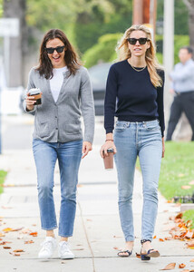 Jennifer+Garner+out+and+about+22DJi-6Kn96x.jpg