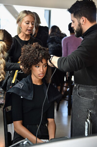 141439802_CushnieBackstageFebruary2019NewYorkFashion2kwF6LYGKGxx.thumb.jpg.e60b1321311ba1f0ed3ad69ff15324cd.jpg