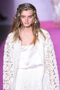 1415610046_LanyuRunwayFebruary2019NewYorkFashionP1Mw0lCI7mNx.thumb.jpg.de62590cb8ffcb09727133f6b1db15ed.jpg