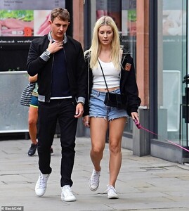 14232412-7093957-Lottie_Moss_21_was_reunited_with_her_close_friend_George_Lineker-m-196_1559398411288.jpg