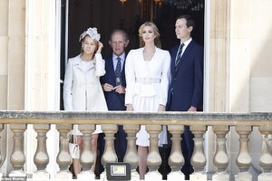 14298258-7098823-As_her_father_landed_Ivanka_emerged_onto_the_balcony_beside_her_-a-14_1559562477377.thumb.jpg.6dea45b481364e356d6b73b6fea7642b.jpg
