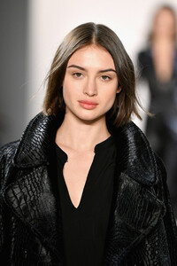 1433072075_ElieTahariRunwayFebruary2019NewYorkFq7IxqeT5i4x.thumb.jpg.976a33365cf4c2f7febcad4fab2fa96f.jpg