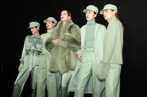 1434085196_SallyLaPointeBackstageFebruary2019NewOS-Ez-yBeL0x.thumb.jpg.bd43c98f8384ffc5ecd2e6e85300b9aa.jpg