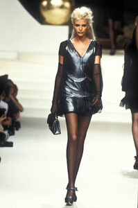 1438767106_Chanel1994HauteCouture25.thumb.jpg.b1f0e3fc44bd503ee3f0ab72f763ffc7.jpg