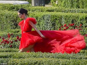 14410956-7108501-Slick_The_look_called_for_the_model_to_scrape_her_raven_tresses_-a-10_1559757304952.jpg