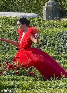 14410968-7108501-Off_she_goes_H_M_has_teamed_up_in_the_past_with_the_likes_of_Mos-a-16_1559757331080.jpg