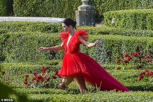 14410974-7108501-Chic_Modeling_an_elaborate_bright_red_gown_from_the_collection_w-a-12_1559757312580.jpg