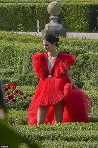 14410978-7108501-When_in_Rome_Kendall_Jenner_looked_sensational_as_she_tip_toed_a-a-8_1559757293087.jpg