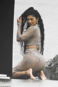 14411088-7108391-Siren_call_The_makeup_mogul_wore_a_thong_bikini_and_sheer_skirt_-m-99_1559753234081.jpg