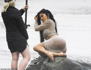 14411126-7108391-Wet_and_wild_She_perched_on_a_rocky_outcrop_as_the_waves_crashed-m-94_1559753045373.jpg
