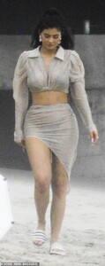 14411322-7108391-Camera_ready_Kylie_looked_great_as_she_flashed_her_abs_in_the_sh-a-139_1559754808599.jpg