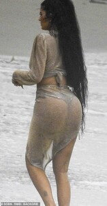 14411430-7108391-Drenched_Kylie_s_outfit_consisted_of_a_mocha_hued_thong_bikini_a-a-72_1559752455630.jpg