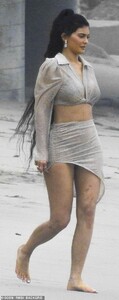 14412234-7108391-Camera_ready_Kylie_looked_great_as_she_flashed_her_abs_in_the_sh-m-138_1559754804828.jpg