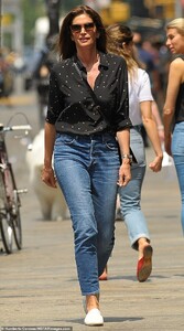 14417856-7109273-Cindy_takes_Manhattan_Cindy_Crawford_was_spotted_Wednesday_out_f-m-94_1559768900293.jpg