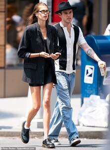 14420186-7109425-Hanging_out_Cindy_and_Kaia_were_also_joined_by_a_male_pal_as_the-m-106_1559770269350.thumb.jpg.f7313d7530bdeed71b5e76e9bafce451.jpg