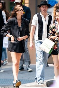 14420188-7109425-No_stress_Kaia_appeared_to_be_in_a_relaxed_state_as_she_walked_a-m-107_1559770289718.thumb.jpg.44bf3b905f27a45260c38f067ed330a0.jpg