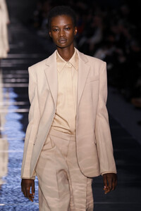 1445333927_BOSSWomenswearMenswearRunwayFebruary2019onGKyyQgxbvx.thumb.jpg.df70733846fe60485284fdbb051a36ba.jpg