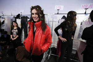 1446616897_LanyuBackstageFebruary2019NewYorkFashionOw4l2KdDlX2x.thumb.jpg.a57279ee336ccd17826c6dfe59f77d32.jpg