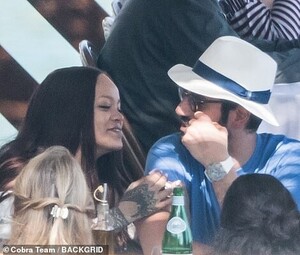 14482674-7114221-Loved_up_Rihanna_and_Hassan_also_enjoyed_lunch_at_the_Lo_Scoglio-m-8_1559891243228.jpg