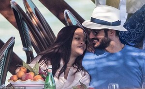 14482678-7114221-Loved_up_Rihanna_and_Hassan_also_enjoyed_lunch_at_the_Lo_Scoglio-m-13_1559891264602.jpg