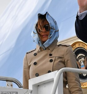 14502096-7117927-The_struggle_The_scarf_was_then_situated_underneath_a_Burberry_C-a-8_1559954188799.jpg