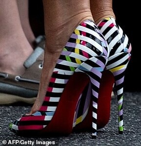 14520330-7117927-Pop_of_color_Melania_topped_off_her_outfit_with_flashy_Christian-a-4_1559954188482.jpg