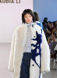 1461487132_ClaudiaLiRunwayFebruary2019NewYorkFashionAwlWwNMXPiSx.thumb.jpg.66a207052a765eb3fcf025c5410ecc82.jpg