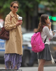 14649868-7128893-Family_time_Katie_Holmes_was_glimpsed_this_week_out_and_about_in-m-12_1560270211655.jpg