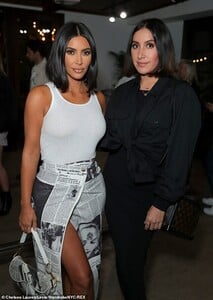 14706458-7134263-Flawless_Kim_looked_flawless_in_her_chic_ensemble_posing_with_Je-a-22_1560370098129.jpg