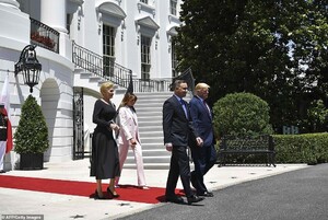 14710218-7134179-The_Trumps_and_Dudas_walk_to_the_South_Lawn_of_the_White_House-a-64_1560379546098.jpg