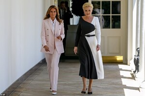 14710858-7134179-The_two_first_ladies_walking_on_the_White_House_colonnade-a-63_1560379545994.jpg