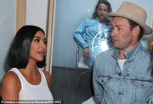 14717210-7135125-Who_knew_they_were_friends_Kim_Kardashian_and_Joel_Edgerton_look-a-12_1560379545020.jpg