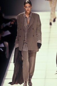 1477572574_GiorgioArmani1994WomenRTW120.thumb.jpg.9d08d61082c2706f5d70e5d0d2e010a4.jpg