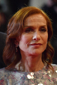 Isabelle+Huppert+Frankie+Red+Carpet+72nd+Annual+79IW-Pu8P_ux.jpg