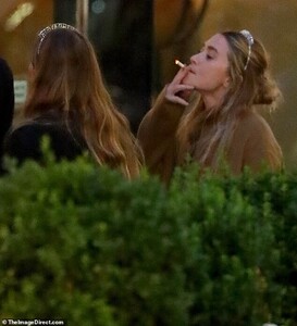 14804010-7143375-Blonde_beauty_The_sister_of_Elizabeth_Olsen_had_her_blonde_tress-m-15_1560549152320.jpg