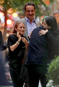 14804028-7143375-Friendly_gathering_The_It_Takes_Two_star_greeted_friends_as_she_-m-91_1560546330817.jpg