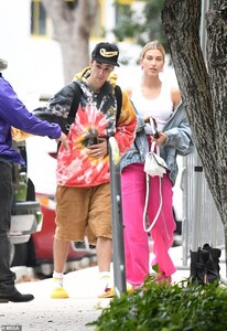 14810526-7143633-Vibes_Justin_looked_relaxed_in_a_tie_die_hoodie_from_his_Drew_cl-a-32_1560582613937.jpg