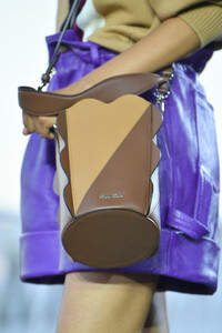 1486443585_MiuMiuClub2020RunwayZ54iqJbtE1ox.thumb.jpg.c4a1696f4246d52e30cedc13bcc03527.jpg