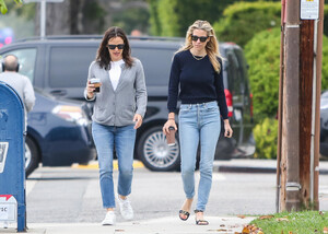Jennifer+Garner+out+and+about+swNb0JkycLox.jpg