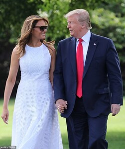 14956822-7156509-All_smiles_Donald_and_Melania_Trump_held_hands_and_beamed_at_one-a-1_1560945350613.jpg