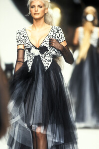 1495784980_Chanel1994HauteCouture199.thumb.jpg.b43f88a1e9380e4e2627853ac086f34a.jpg