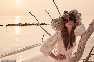 14986622-7158595-A_frayed_brim_and_statement_shades_bring_old_school_glamour_from-a-20_1561042745781.jpg