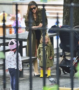 14999484-7158783-Looking_fab_Irina_Shayk_is_pictured_in_Brooklyn_on_Wednesday_mat-a-14_1560973228862.thumb.jpg.cce726606beab6876af4caf982750810.jpg