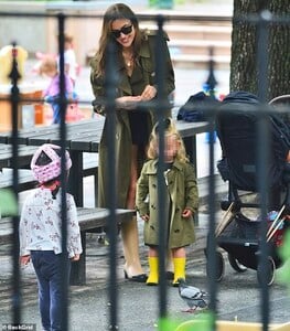 14999484-7158783-Looking_fab_Irina_Shayk_is_pictured_in_Brooklyn_on_Wednesday_mat-a-14_1560973228862.thumb.jpg.cce726606beab6876af4caf982750810.jpg