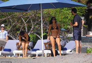 15042338-7163715-Beauty_Kim_s_ample_assets_were_barely_contained_in_the_black_tri-a-2_1561049595053.jpg