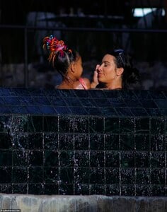 15042378-7163715-Water_babies_North_washed_off_her_mom_s_face_while_playing_in_th-a-9_1561049595358.jpg