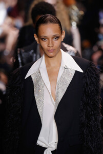 1505708221_MichaelKorsCollectionFall2019RunwayShowdwrPA0QDWogx.thumb.jpg.4b2dc50366be4ef432d56ffcf79803d2.jpg